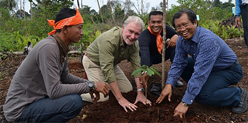 Indonesia’s Minister of Forestry joined RER management in commemorating the first planting.