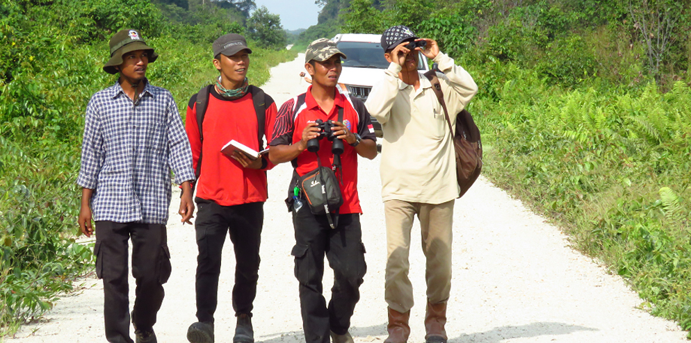 A few participants from Group 1 complete parts of the survey on foot