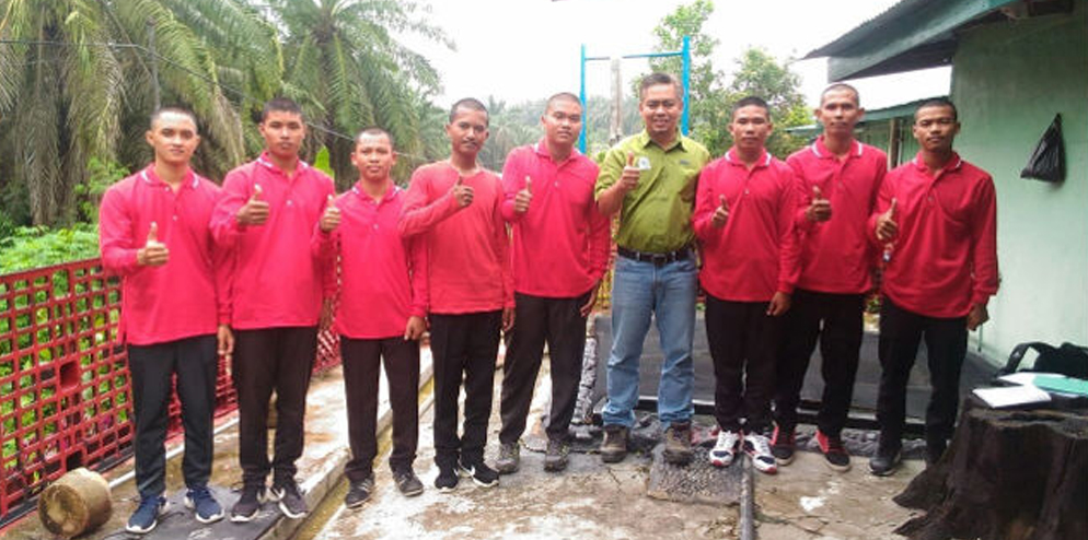 RER Estate Manager Edy Supraitno with newly selected Forest Protection Guards from local communities to work on RER concessions on Kampar Peninsula.