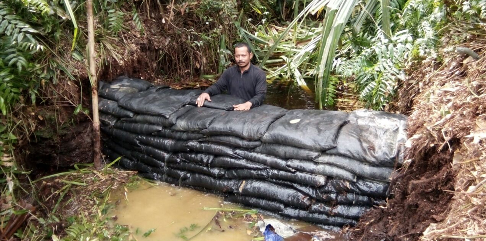 Sandbag dam at the mouth of the canal to holdback the head pressure of 2 km-long canal.