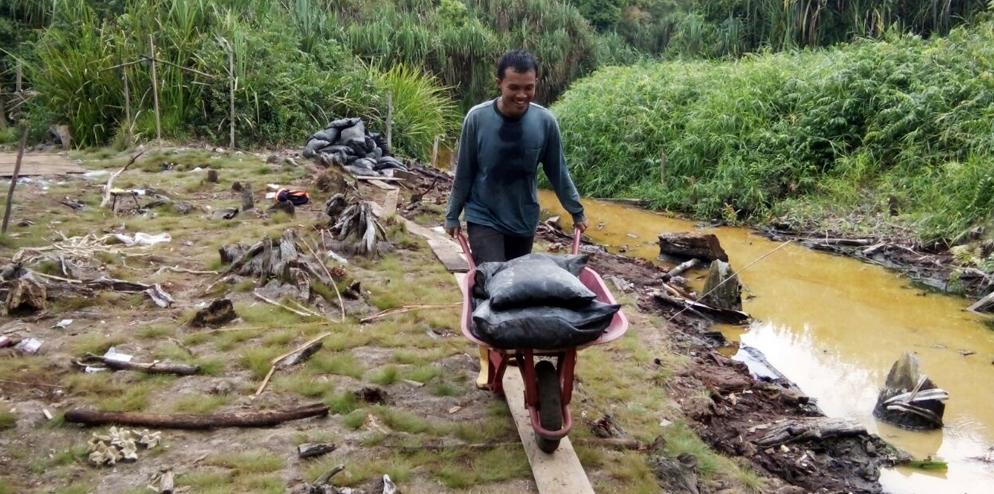 Transporting sandbags for canal blocking deep inside the RER area. The sandbags weighs 30 kg each.