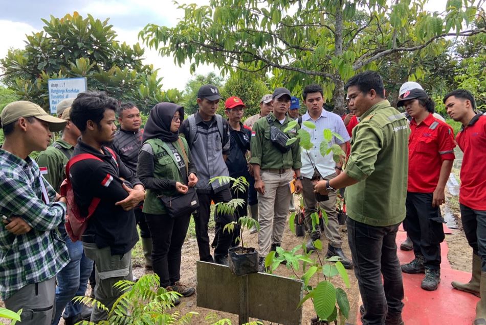 Restorasi Ekosistem Riau (RER) team hosted students from SMAN 1 and SMAN 3 Teluk Meranti at our Eco Research Camp, the operations base and Tropical Peatland Science Center, in November 2022 as part of RER’s Eco Education program.