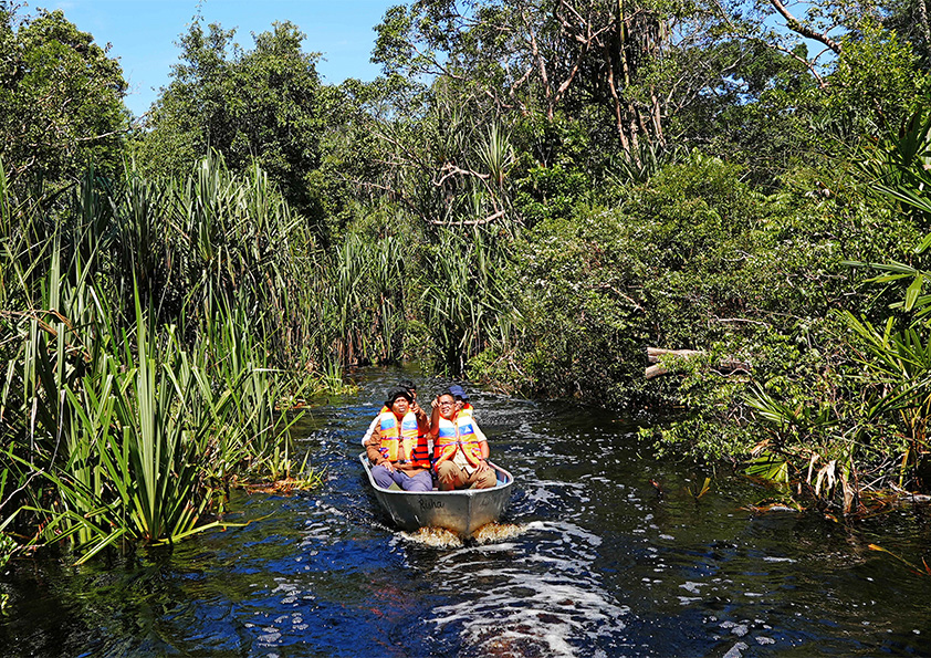 Dr Tedjo Sukmono and the RER ecology team travel by boat to reach a fish survey site