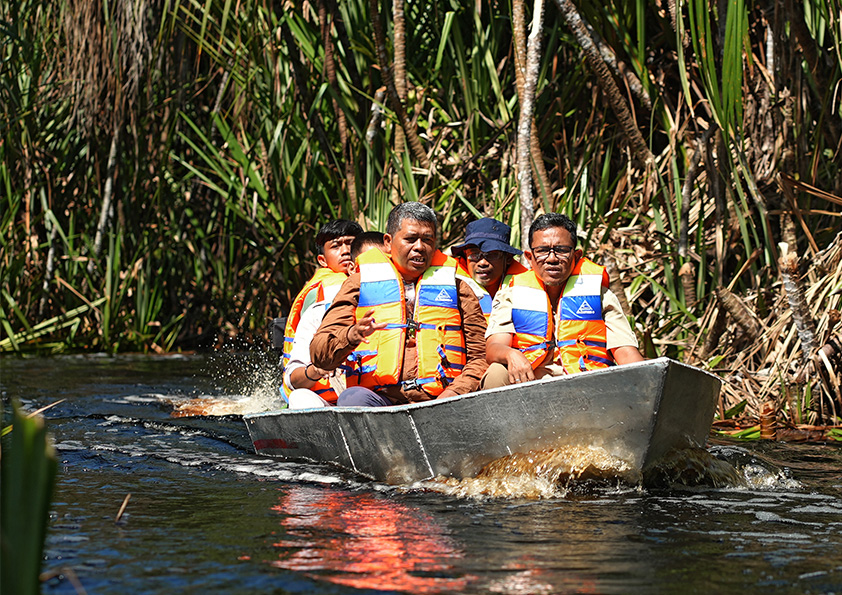 Dr Tedjo Sukmono and the RER ecology team travel by boat to reach a fish survey site